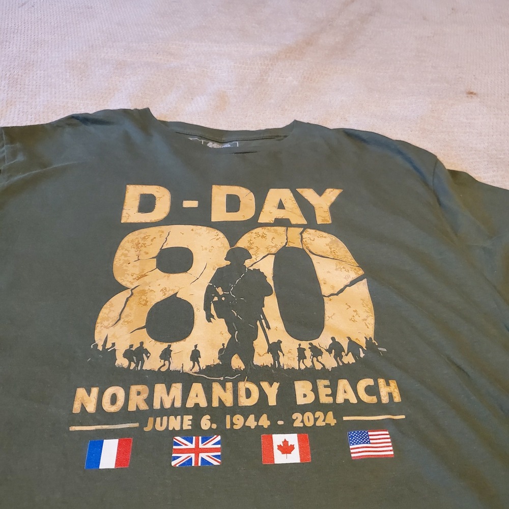 11 Bravos Mens D-Day 80 Normandy Beach 80th Anniversary Graphic T Olive‎ Green L